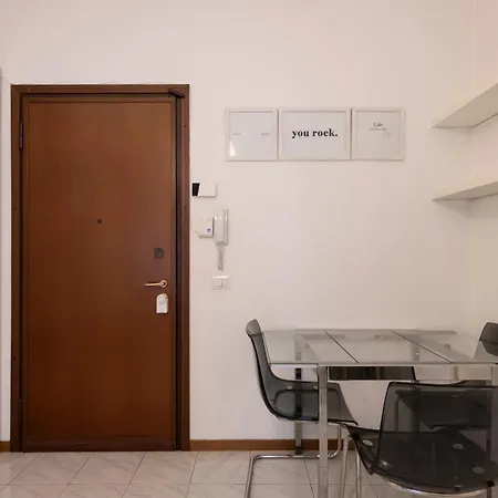 Living - Via Varese 4 Milão